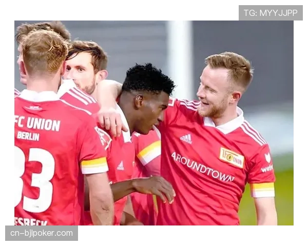 门兴主场对阵柏林联，小马驹雕像赛前被主队球迷系上围巾