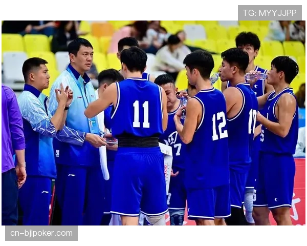 特写:手语解说员的比赛日——在专用玻璃解说舱内同步传达现场激情 特写:手语解说员的比赛日——在专用玻璃解说舱内同步传达现场激情